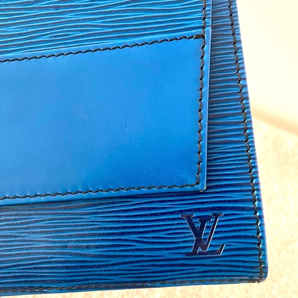 Authentic Louis Vuitton Epi Jena Blue Clutch - Picture 3 of 9